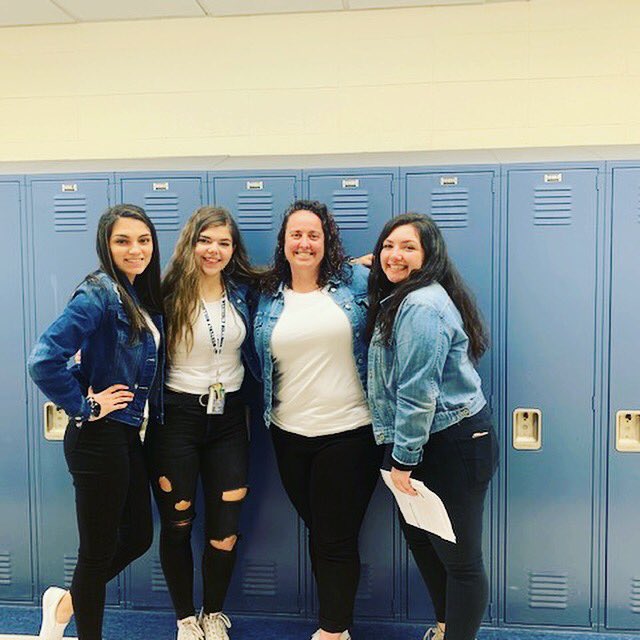 EMMurray81's tweet photo. Happy to have these girls spend the day with me. #seniorshadowday #bulldogs https://t.co/IgH02nwcqf