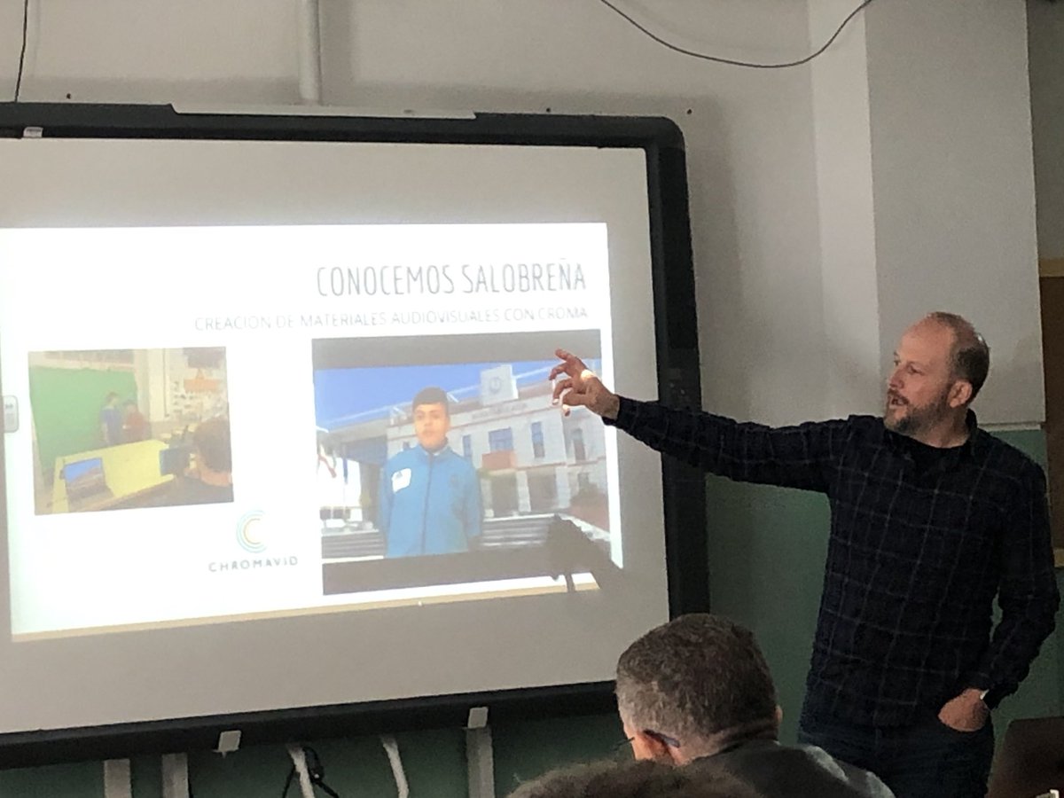 exposito_juan's tweet photo. “Conocemos Salobreña” trabajo competencial a través del trajabo con croma. El alumnado creador de guiones, de imágenes... los docentes del #IESNazari @ezequielgn y Olga nos enseñan las Video Guías turísticas de #Salobreña #Profetuber_INTEF en @EABE2019 #EABE19 alumno creador https://t.co/7ivbYFFD5M