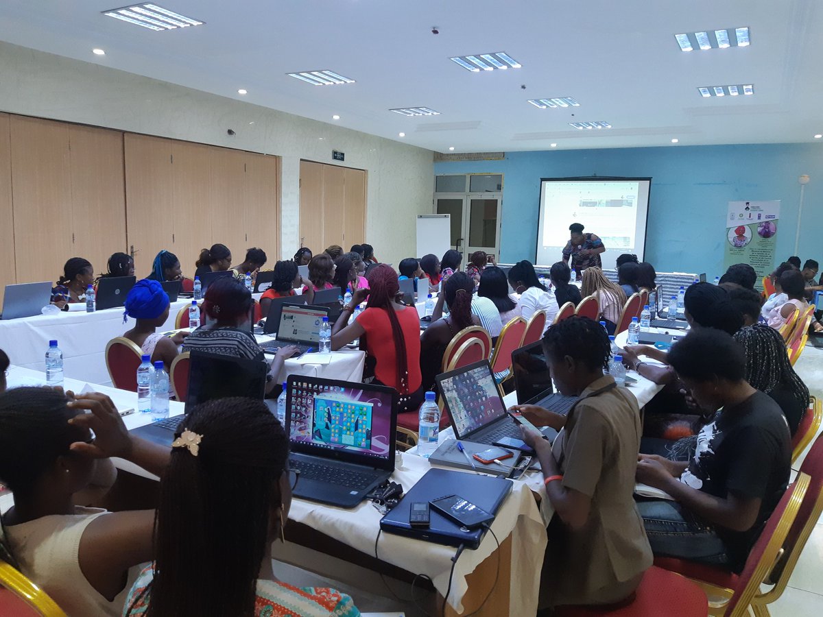 Kiswendsida2's tweet photo. @Blogueuses226 donne ce matin 1 formation à une centaine de jeunes filles issues de la campagne nationale sur le leadership féminin. #Lwili https://t.co/uaEkdMseHH