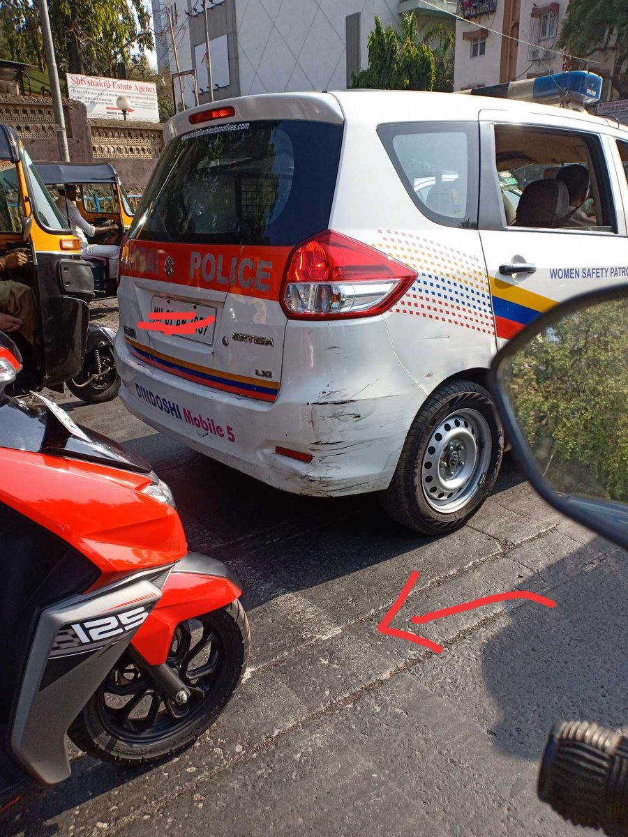 ravivalecha's tweet photo. #nitingadkari ,#TrafficChief #mumbaikars sent this violation of traffic (crossing stop line at signal), on the Mumbai traffic app, the reply I got was amazingly stupid ( see pic 2). 
#nitingadkari Sir, should I continue reporting such incidents or the app is only for common man https://t.co/gXdJxyGn1g