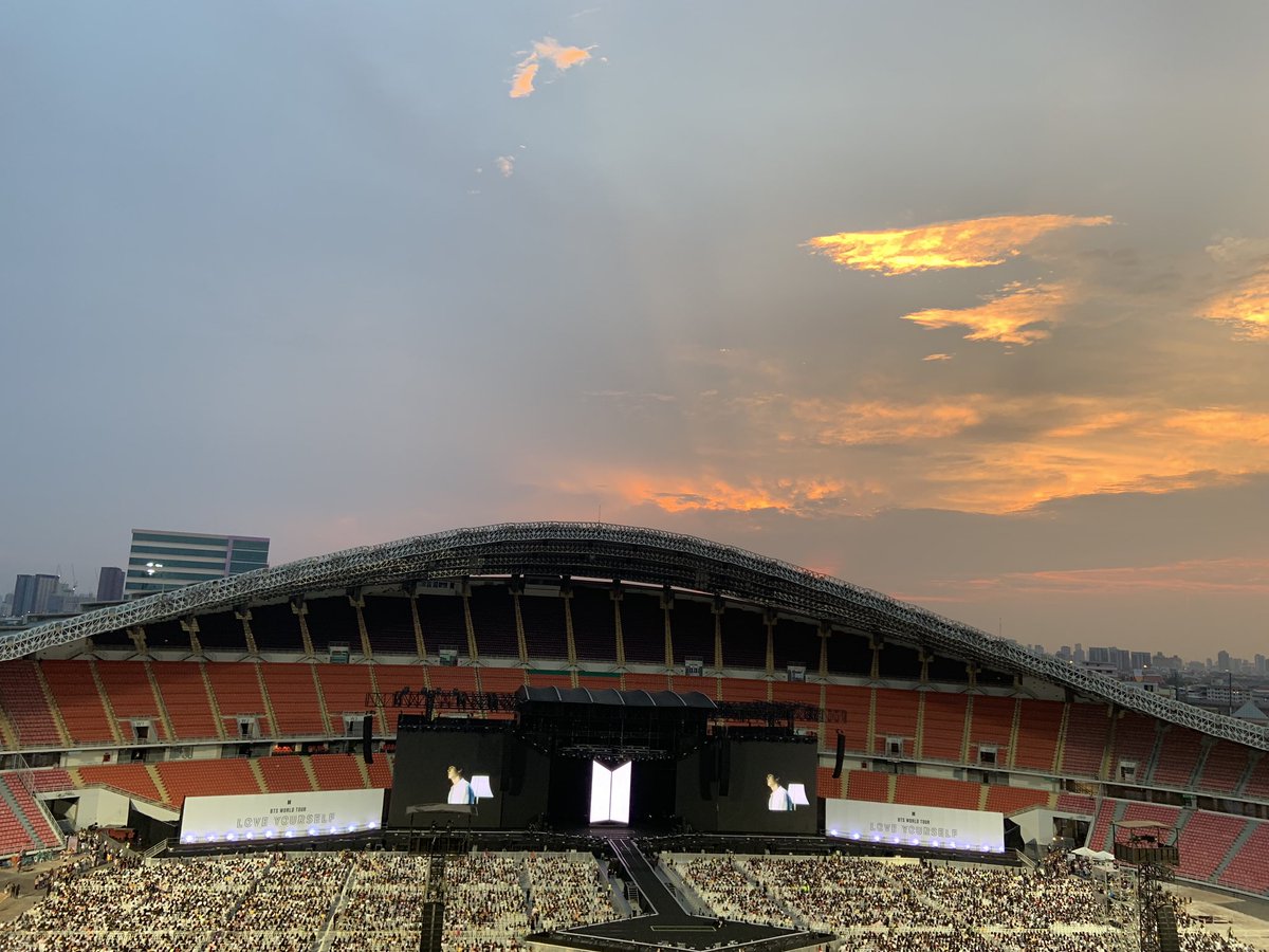 PeeaenGee's tweet photo. คือดีย์ ท้องฟ้าสวย สเตจก็เริศ ดอยก็ยังเห็น #BTSLoveYorselfinBKK https://t.co/8FpKrGx0eb