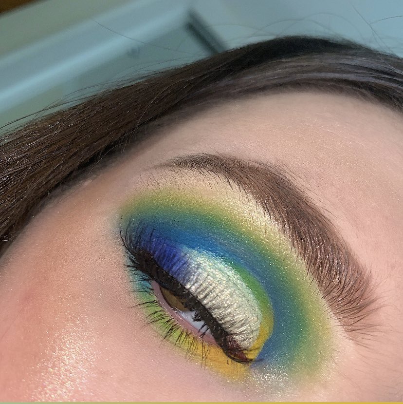 cml_makeup_'s tweet photo. 💙💚💛Recreation of @lisaxglam look💙💚💛
Really enjoyed doing this look!😊
#makeuplover #makeuplooks #makeupjunkie #makeupobsessed #colourfullook #beauty #rainbow #jamescharlespalette #jeffreestar #jsc #abhbrows #jamescharles #morphebabe #underatedmuas #ABHPRsearch https://t.co/GavMDzkleM