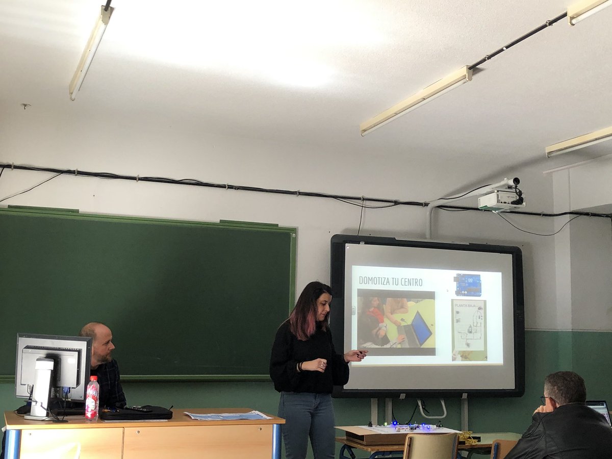 exposito_juan's tweet photo. Olga y #Ezequiel del #IESNazari de #Salobreña nos muestran el trabajo del alumnado con #Scratch y #Arduino para domotizar su centro y mejorar la habitabilidad del centro https://t.co/dnPoNHVmxB