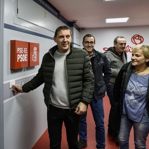 RicardoS2019's tweet photo. ➡️ "A veces uno sabe de que lado estar, simplemente viendo quién esta del otro" (L.Cohen)
➡️ Yo siempre lo he tenido claro pero para aquellos q se plantean la situación actual de España quiero decirles que @populares @teresajbecerril y @pablocasado_ son un #valorseguro https://t.co/5w3BQ98W5t