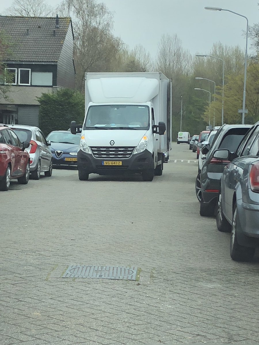 andreavdmark's tweet photo. U blokkeert de hele in en uitgang van een wijk mag dit? https://t.co/LoMBgqRCcN