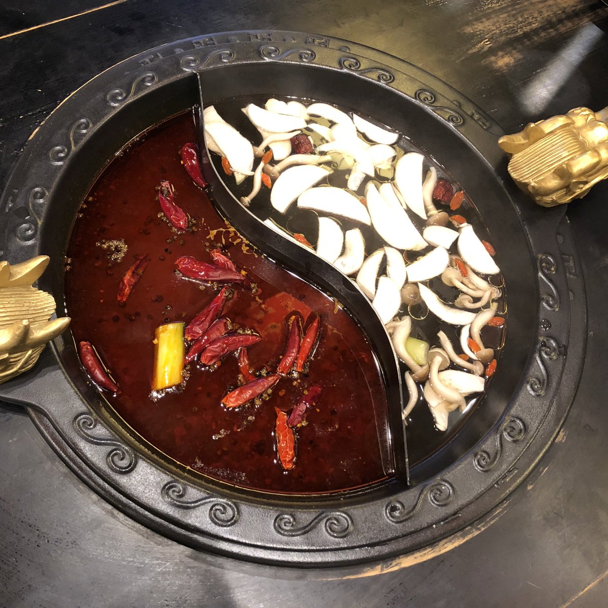 ina9231's tweet photo. 美味しい火鍋屋さんでした。
お腹いっぱい食べて お酒も飲んで
1人3000円ほどだから コスパも good
👍👍👍混ぜて作るタレの種類も多くて 良���った😍 https://t.co/NVcmO9Slmm