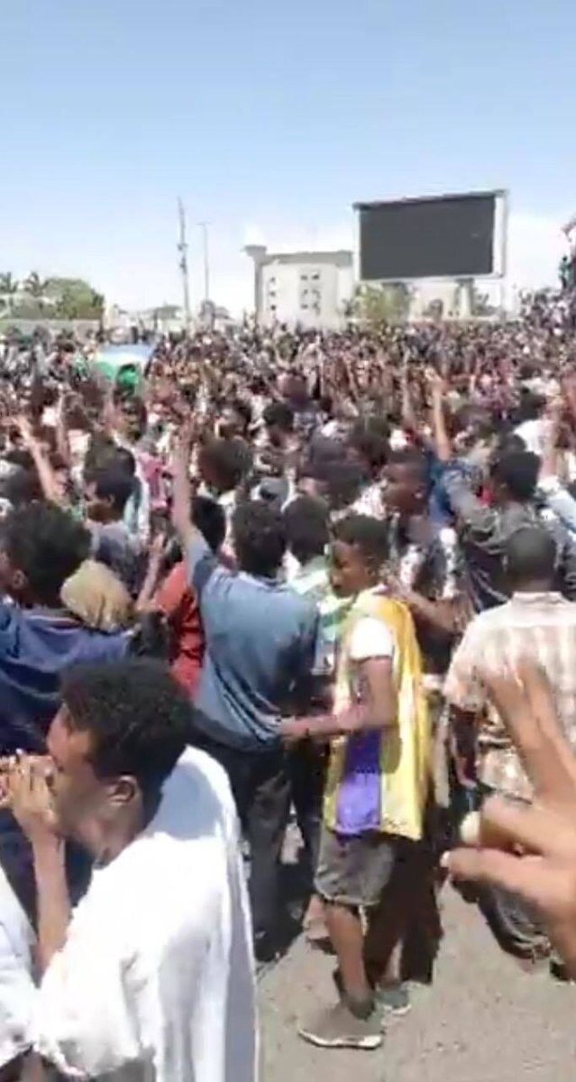 All4Sudan's tweet photo. #SupportSudan
Thousands of Sudanese rallies outside the army forces headquarter in Khartoum
Saturday April 6
@ap @nytimes @BBCWorld @cnnbrk @guardian @dw_arabic @AlHadath  #SudanUprising  
#موكب6ابريل https://t.co/GXes6vKk1q