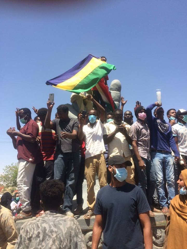All4Sudan's tweet photo. #SupportSudan
Thousands of Sudanese rallies outside the army forces headquarter in Khartoum
Saturday April 6
@ap @nytimes @BBCWorld @cnnbrk @guardian @dw_arabic @AlHadath  #SudanUprising  
#موكب6ابريل https://t.co/GXes6vKk1q