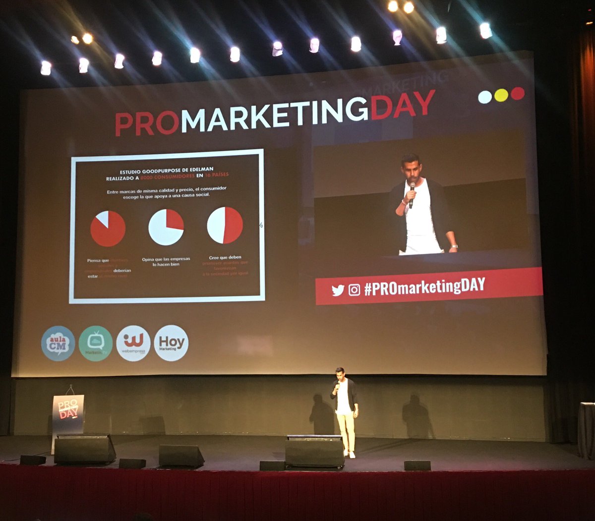 anasamos2's tweet photo. El marketing tiende puentes entre marcas y usuarios #PROmarketingDAY @aulaCM https://t.co/k3uQOVasj5