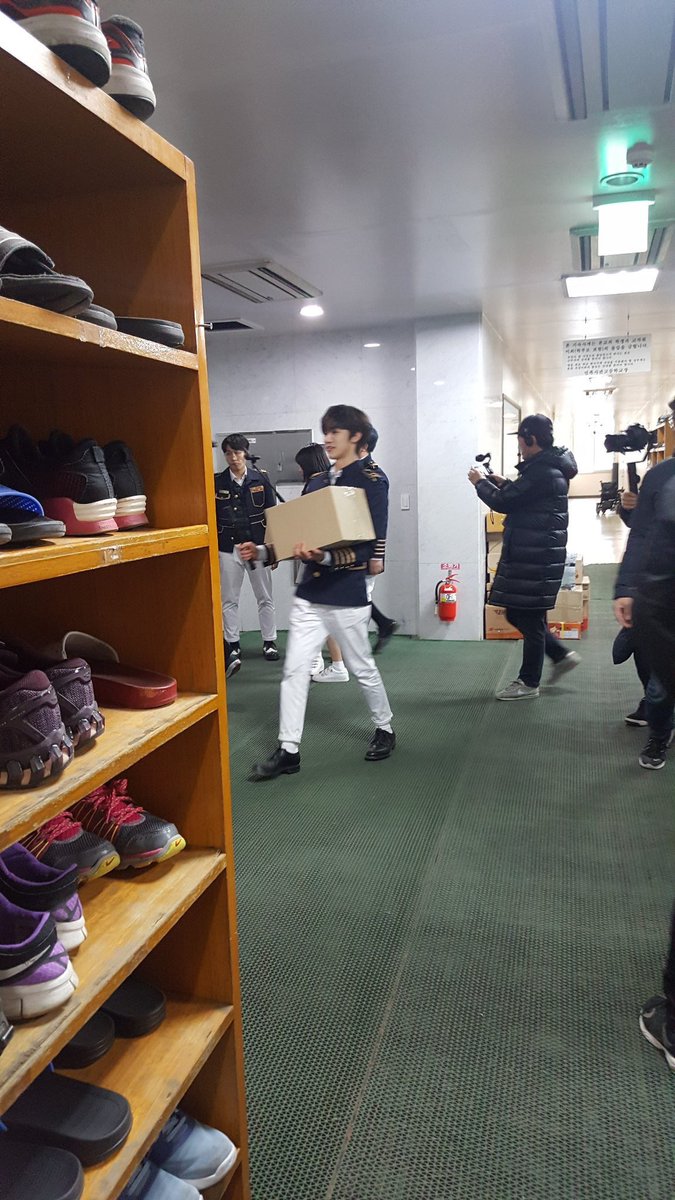 lijm__'s tweet photo. : วันนี้โดยองไปไหน
: ไปที่เดียวกับแจมินครับแม่ใช้ยกของ https://t.co/jB2XVPNR6o