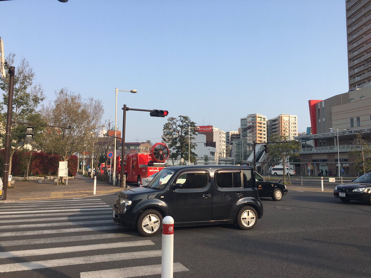 小田急相模原駅の人身事故で緊急車両が集結している現場画像