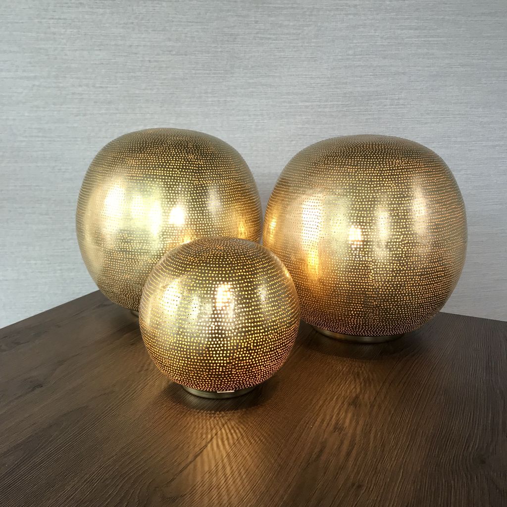 STARTING AT JUST £94!! PLUS FREE DELIVERY ON ALL ORDERS OVER £100! Shop the "Ball Filisky Lamp Gold" now at PENDALIER Lighting! Each one is beautifully handcrafted out of gold plated brass and projects a stunning unique shadow pattern around the room! pendalier.co.uk/product/ball-f…