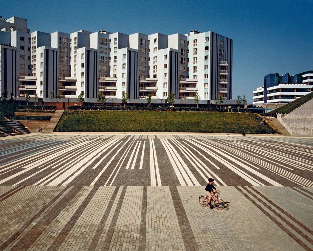 93160 Noisy le Grand - aux HLM quartier du Pavé Neuf en 1984 - Robert Doisneau - Dpt de la Seine-Saint-Denis, entre Marne-la-Vallée et Nogent-sur-Marne.