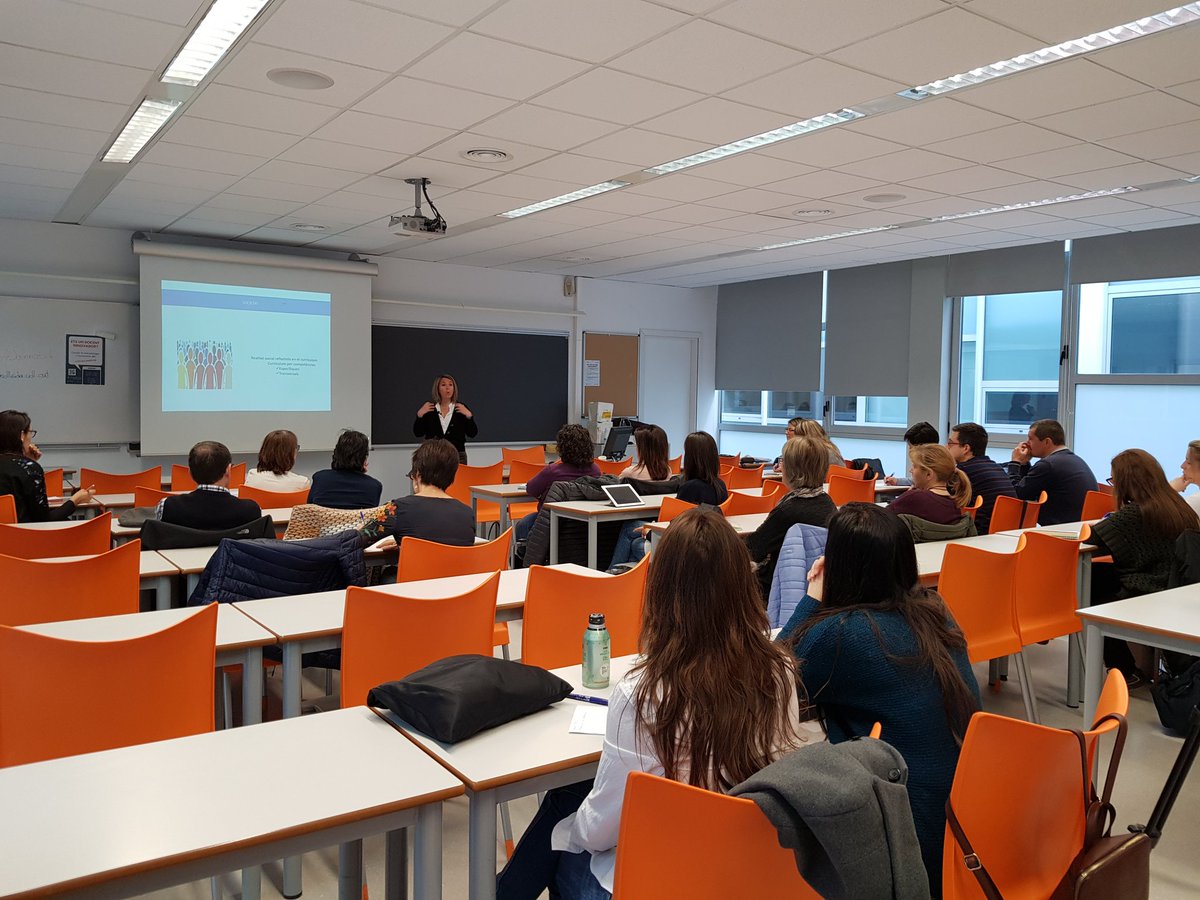InnoEdLleida's tweet photo. Continuem amb un taller a la 2ona part de la jornada Ets un/a docent innovador/a? Amb l'Eugènia Duró, inspectora del Sistema Educatiu Andorrà #JoInnoEd #innovació https://t.co/nVAQv3Af8b https://t.co/DEgFloumFu