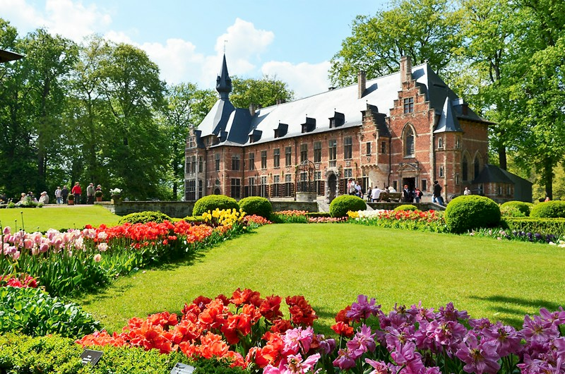 VisitVlaanderen's tweet photo. Beleef opnieuw de bloemrijkste #lente tijdens de jaarlijkse #bloemententoonstelling in het park van het kasteel van Groot-Bijgaarden in #Brussel https://t.co/6RnRltAbty #FloraliaBrussels 6 april tot 5 mei 2019 https://t.co/PaCiCsCibs