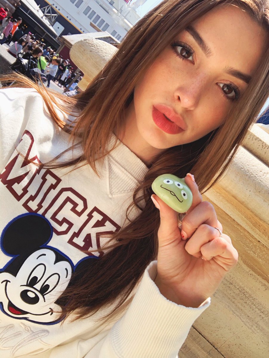 CelineFarach's tweet photo. Had some yummy snacks at Tokyo DisneySea 🥰🤤 https://t.co/GYmMfDcHWr