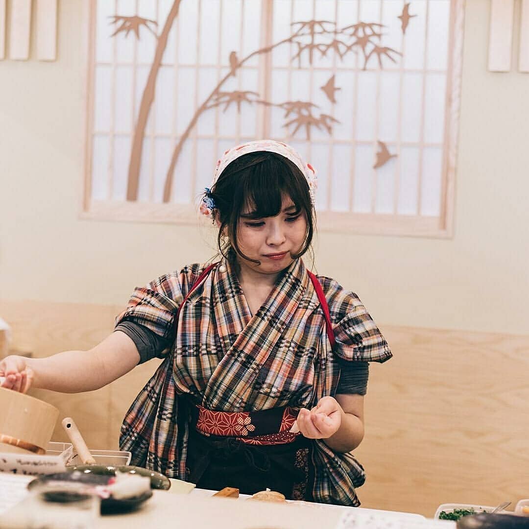 さやか そもそも たすき掛けのやり方が根本的に間違っています 袖のある着物を着たいのなら 袖は脇の下にたすきの紐で巻き込んで入れ込むのです そうすると 冒頭の写真のように みっともなく袖が上がることがなくなります 形には 意味 が さやか そもそも たすき掛けのやり方が根本的に間違っています 袖のある着物を着たいのなら 袖は脇の下にたすきの紐で巻き込んで入れ込むのです そうすると 冒頭の写真のように みっともなく袖が上がることがなくなります 形には 意味 が