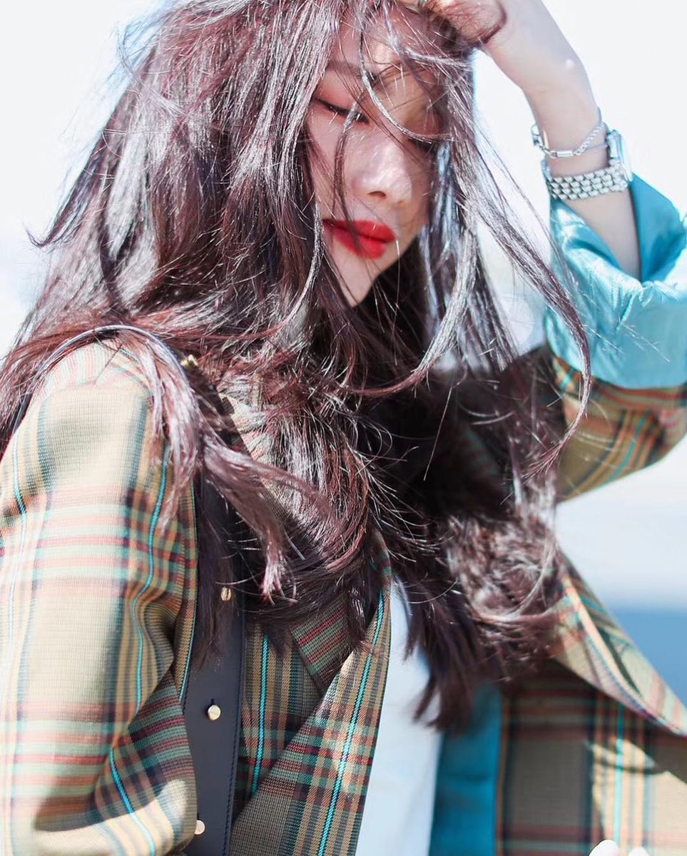WANGFEIFEILOOK's tweet photo. I've been so inactive lately, sorry!

#王霏霏 #페이 #FEI https://t.co/m4RwehNqHd