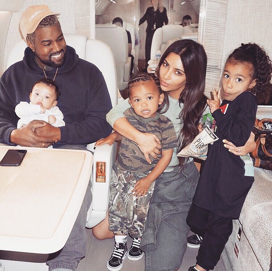 voicefmradio's tweet image. 😳 The faces you pull when your Mum is Kim Kardashian and you ask her why your famous?

Amazing video this week...don’t forgot Kanye West is an ‘artiste’👀

#FailsOfTheWeek #VoiceWeekendBreakfastMattRosie