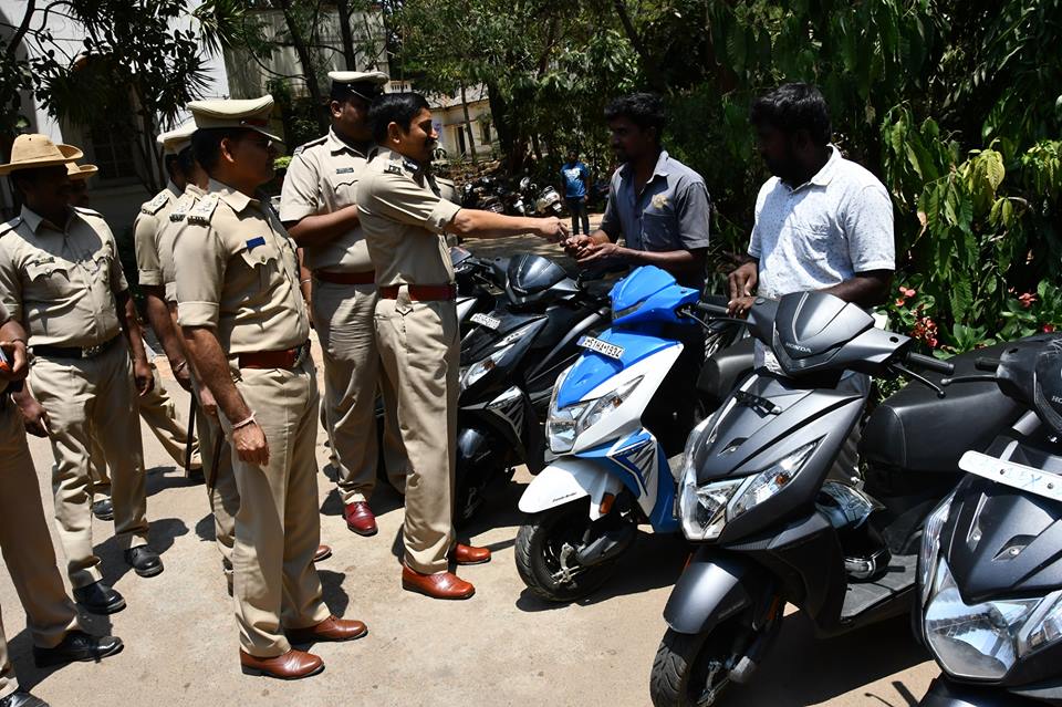 bngdistpol's tweet photo. Shri K.V.Sharath Chandra IPS, Central Range IGP along with, Shri Ram Niwas Sepat IPS Superintendent of Police Bengaluru district and Shri. J.Sujeeth. Addl Superintendent of Police conducted the press meet regarding  theft cases and handing over the same to victims. https://t.co/G07Z0javeR
