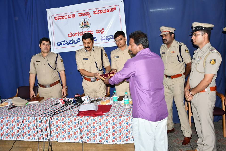 bngdistpol's tweet photo. Shri K.V.Sharath Chandra IPS, Central Range IGP along with, Shri Ram Niwas Sepat IPS Superintendent of Police Bengaluru district and Shri. J.Sujeeth. Addl Superintendent of Police conducted the press meet regarding  theft cases and handing over the same to victims. https://t.co/G07Z0javeR