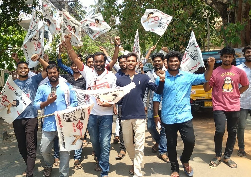 pvnraaz's tweet photo. ఉగాది రోజు, తూర్పునియోజకవర్గం 18వ వార్డ్, పాండురంగాపురం, మైత్రికోలని, రజక కోలని లో జనసేన ప్రచారం. @JanaSenaParty @PawanKalyan @VVL_Official https://t.co/VYKp7WJ33q