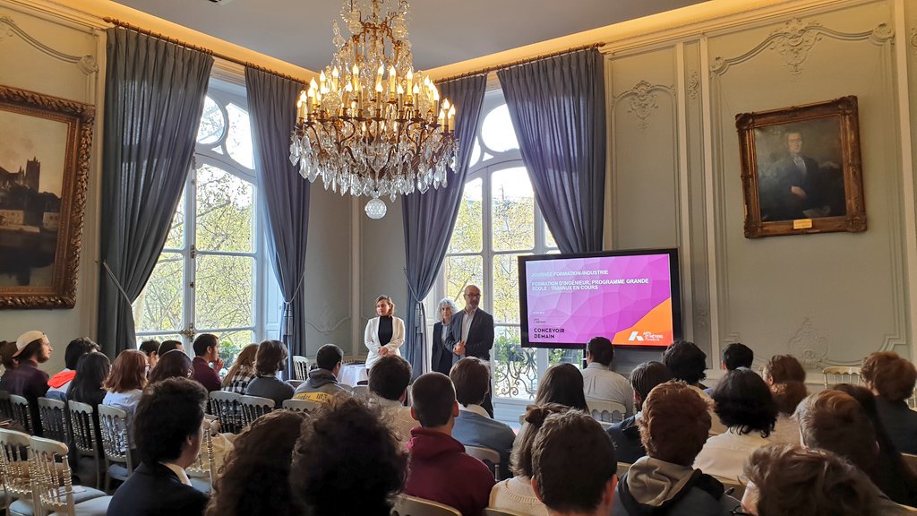 EmilieNaouri's tweet photo. En direct du week end formation industrie auprès des étudiants de l' @UEAM #PromoAM et #RelationsEntreprises de l'ecole @ArtsetMetiers_
😎Ravie d'avoir été invitée pr participer et rencontrer nos étudiants #GadzArts https://t.co/t4G7UPg1mO