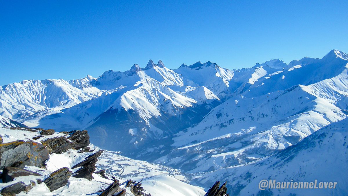Mais qu'elle est belle notre Maurienne 😍 😍 😍 
#maurienne #savoie #aiguillesdarves #mauriennisezvous #randonneessavoie #alpesdunord #massifalpin #photosmontagne #nature #savoiemontblanc #snow #france #skiing #landscape #winter #pictures #rhonealpes #lessybelles