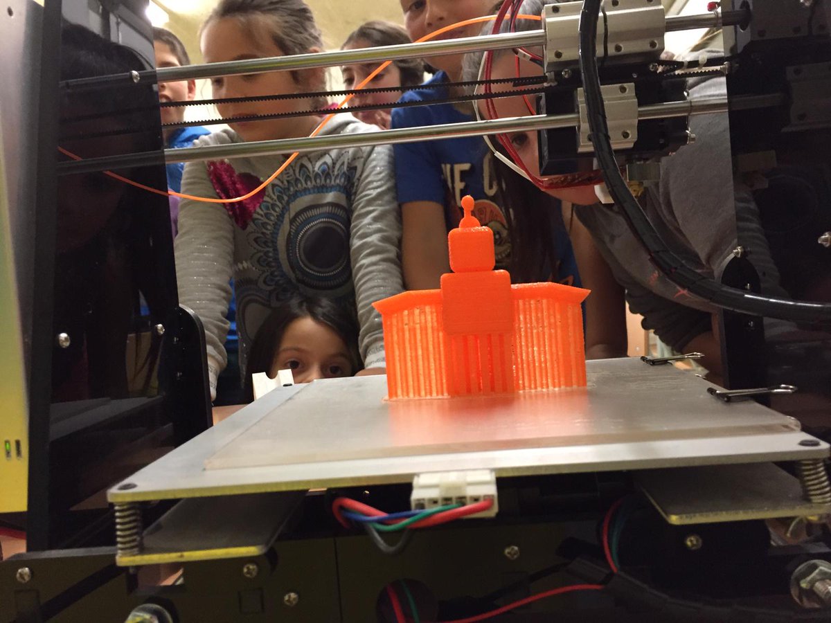 EscolaElsPins's tweet photo. Ahir  vam fer la primera formació per mestres en #impressió3D amb @weareLetSMake dins del projecte #Prehistoria3D de #3r #primària  #mestresmakers #mestresimplicats     @tinkercad https://t.co/qXs9eZ1RDz