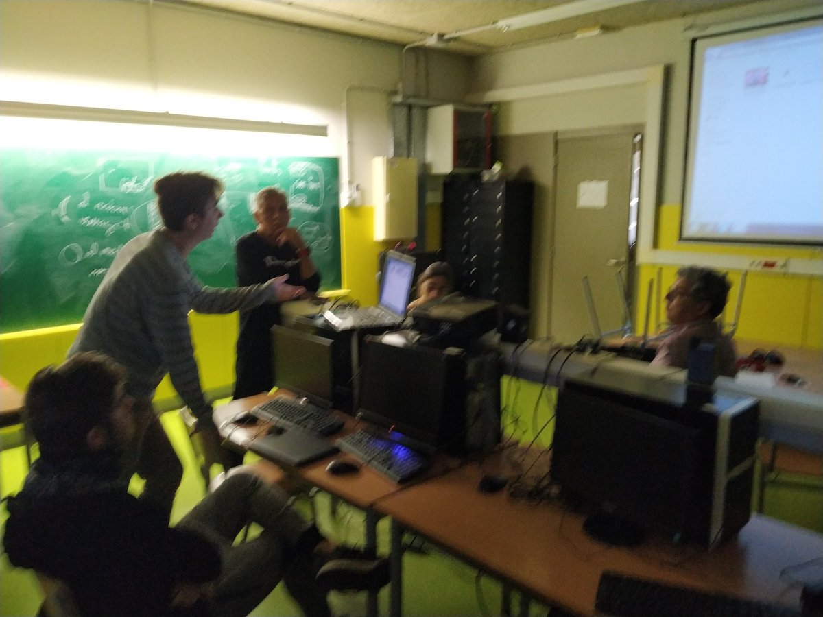 EscolaElsPins's tweet photo. Ahir  vam fer la primera formació per mestres en #impressió3D amb @weareLetSMake dins del projecte #Prehistoria3D de #3r #primària  #mestresmakers #mestresimplicats     @tinkercad https://t.co/qXs9eZ1RDz