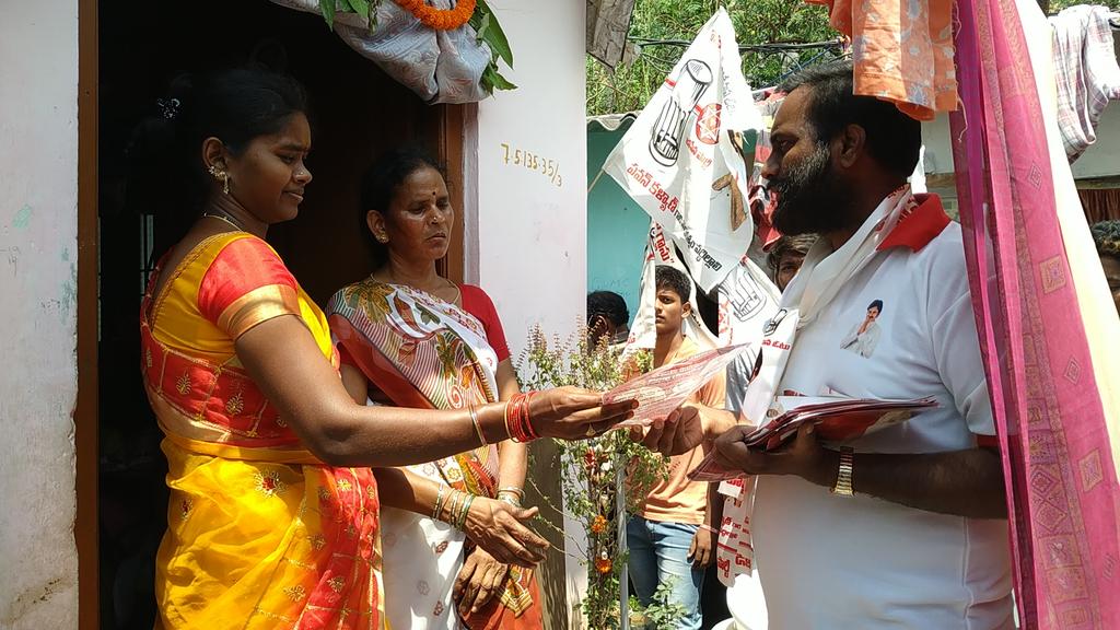 pvnraaz's tweet photo. ఉగాది రోజు, తూర్పునియోజకవర్గం 18వ వార్డ్, పాండురంగాపురం, మైత్రికోలని, రజక కోలని లో జనసేన ప్రచారం. @JanaSenaParty @PawanKalyan @VVL_Official https://t.co/VYKp7WJ33q
