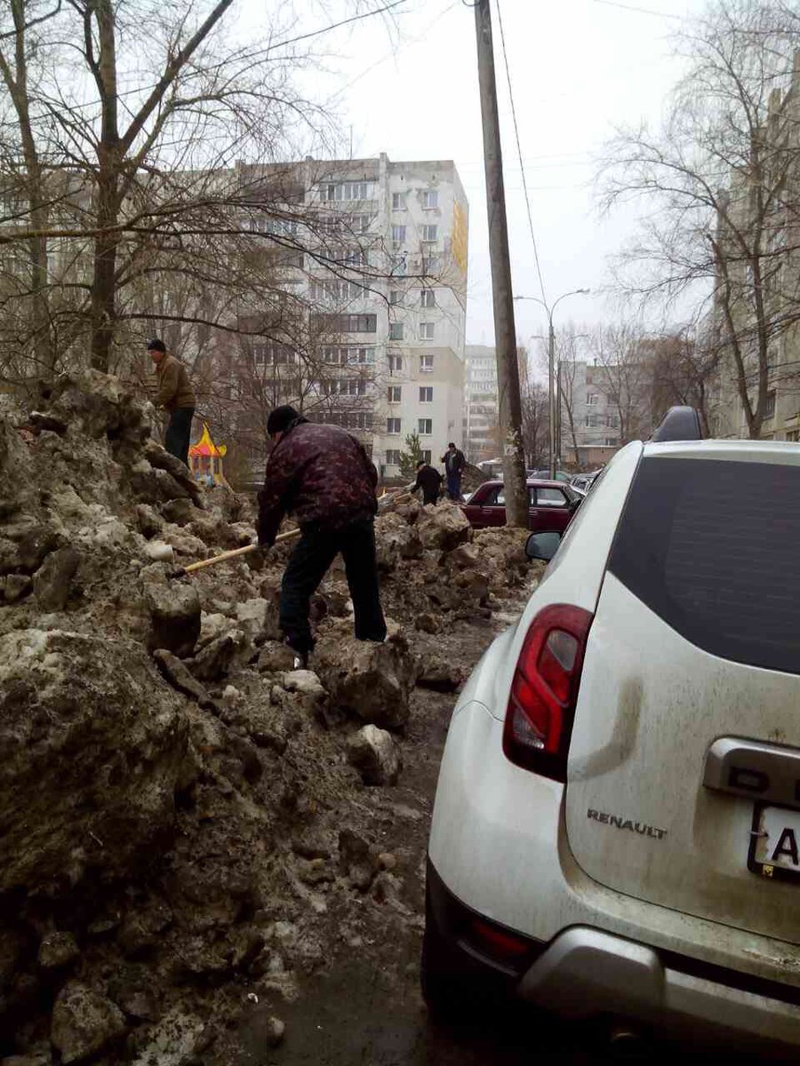 dvw9RN1s4LEPOkg's tweet photo. Не смотря на дождь силами жителей Г. Димитрова, 107, Тополей, 4 и РЭУ-3 прошёл субботник  @promadm  @Chernyshkov_VA https://t.co/xt2chJxykR