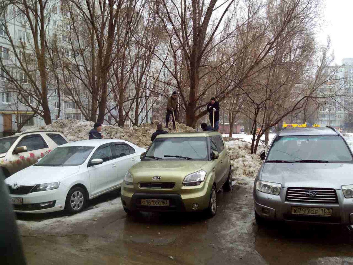 dvw9RN1s4LEPOkg's tweet photo. Не смотря на дождь силами жителей Г. Димитрова, 107, Тополей, 4 и РЭУ-3 прошёл субботник  @promadm  @Chernyshkov_VA https://t.co/xt2chJxykR