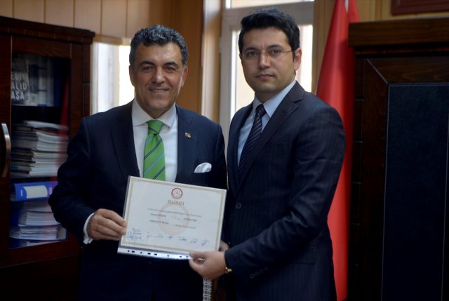 Mazbatasını alan Ardahan'ın yeni Belediye Başkanı Faruk Demir, göreve başladı:
vizyonardahan.com/haberler/yerel…