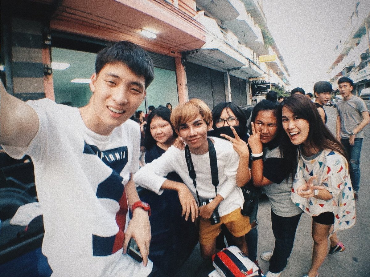 VblurforFriends's tweet photo. 1/4 ของแฟมที่มี 😊

#VeryblurForFriends https://t.co/ywLxRzi6nK