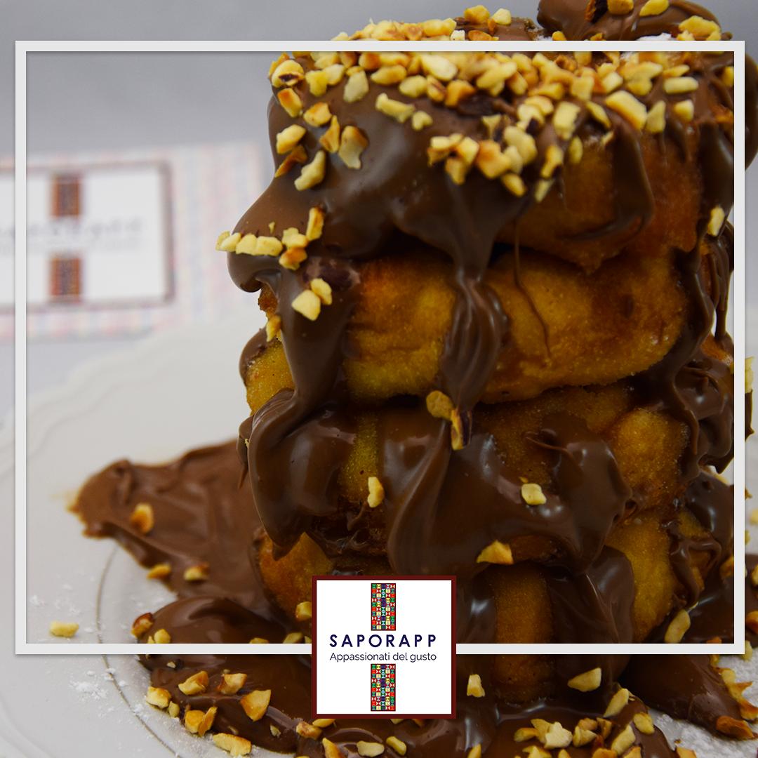 Graffe napoletane fritte con fonduta #Saporapp 🍫🍩
Soffici ciambelle a base di farina e patate, le graffe nella città di #Napoli, si trovano tutto l’anno serviti insieme a un caffè bollente.☕️
Visita il sito,saporapp.com sezione Blog per vedere come si preparano 📖.