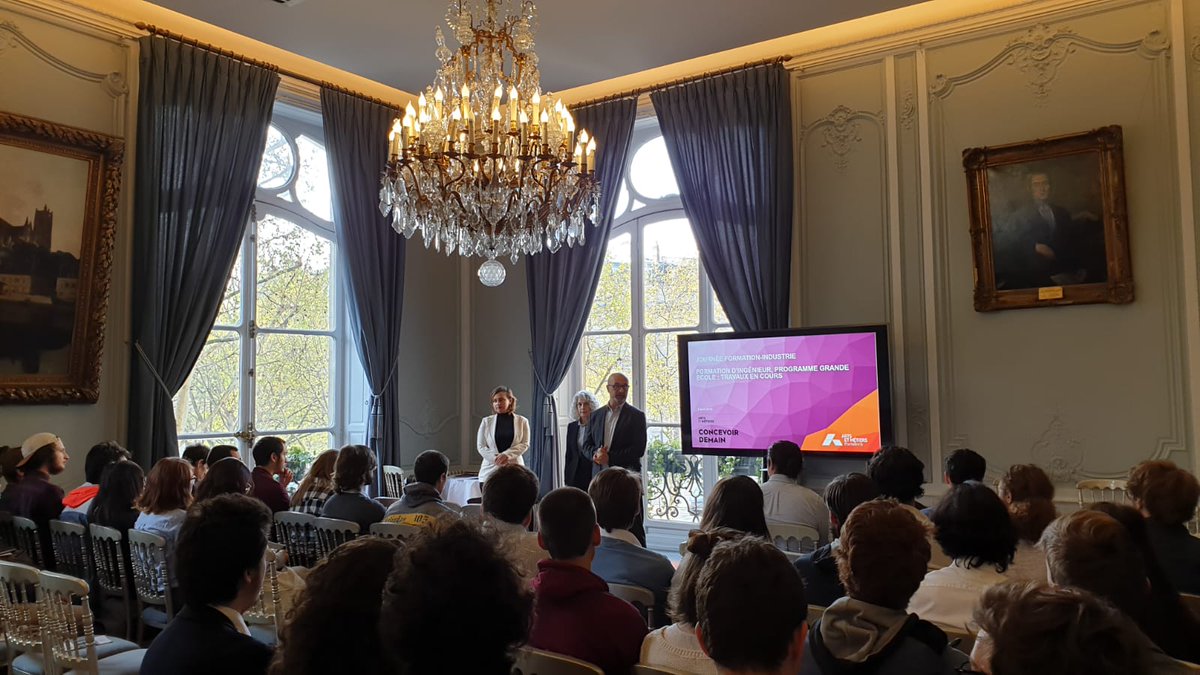 🔛 <a href="/xavdufresne/">Dufresne Xavier</a>, directeur de la formation initiale aux #ArtsetMétiers, présente les nouveautés pédagogiques de la formation "Ingénieur généraliste" aux responsables étudiants de l'<a href="/UEAM/">Union des Élèves - Arts et Métiers</a> dans les locaux d'<a href="/AM_alumni/">Arts&Métiers Alumni</a> 👍