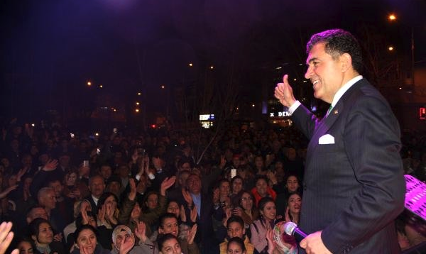 Sanatçı Başkan'dan Konserli Kutlama: vizyonardahan.com/haberler/yerel…

CHP'den Ardahan Belediye Başkanlığı'na seçilen Türk halk müziği sanatçısı Faruk Demir, mazbatasını aldıktan sonra hemşehrilerine kısa bir konser verdi.