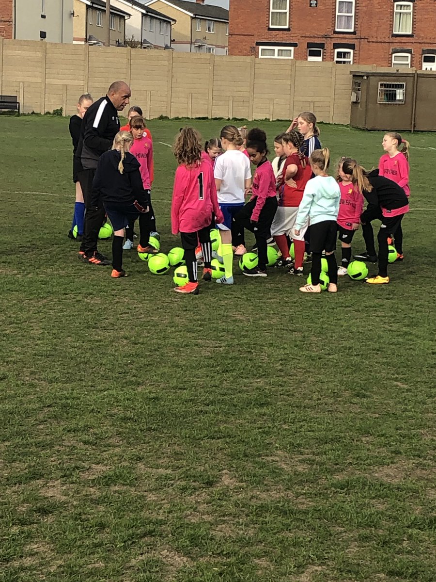 Wombwelljfc's tweet photo. Great session Friday grand opening Wombwell wildcats every Friday 530-630 all girls welcome @SSE #ssewildcats @schfa @WombwellMain @girlsfootball @GRFootball @barnsley @wombwell https://t.co/OHDC2rlYkj
