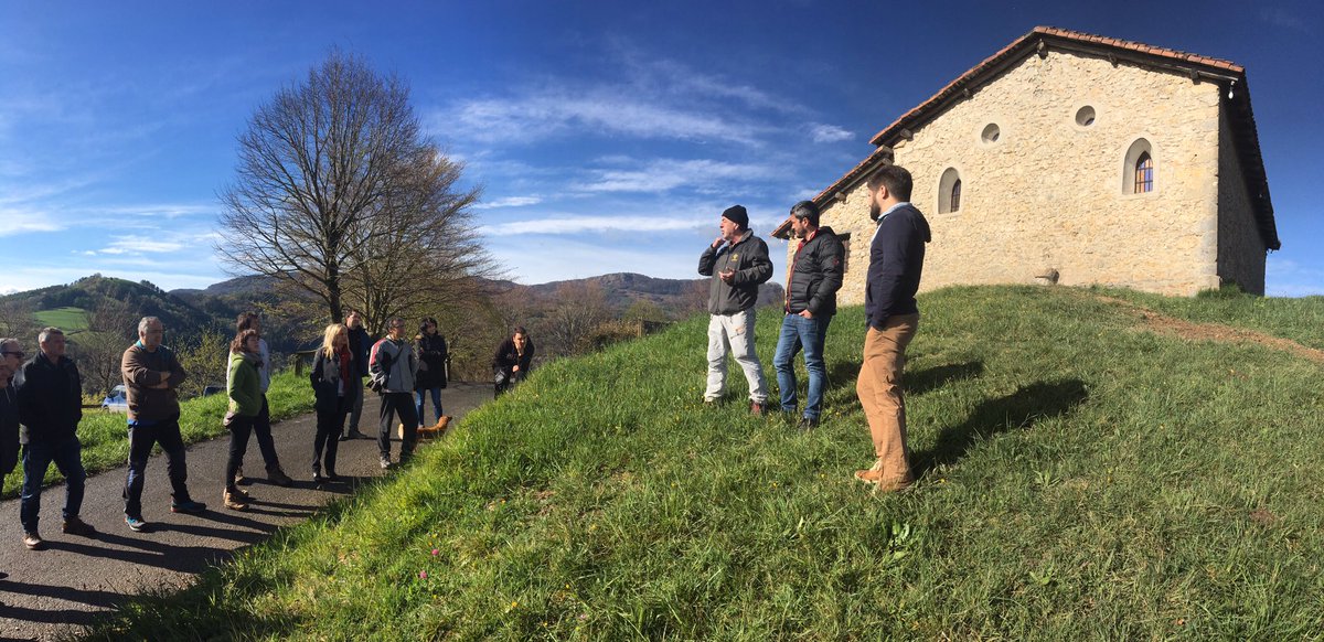 Ekin diogu memoria historikoa lantzeko jardunaldiari. Karlos Almorza historialaria fronteko gertaerak ari da kontatzen Santamañan @ARANZADIscience <a href="/Udalbiltza/">Udalbiltza</a>