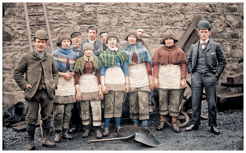 traceyej's tweet photo. #Archive30 today is #patterns- I love the patterns on these shawls. 

I feel so lucky to research  #MiningWomen #PitBrowLasses for my #PhD https://t.co/9gjTS8ImjD