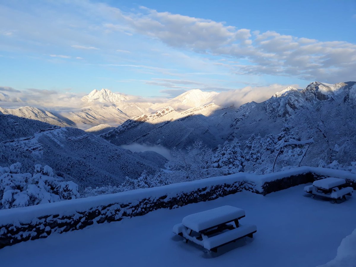 refugiderebost's tweet photo. Molt bon dia a tothom!! Ahir al vespre sense neu i aquest matí una gran sorpresa!!! 😁 #refugirebost #pncadimoixero #berguedà #cavallsdelvent #catalunya #mountains #snow #natura #spring #berguedà_turisme #descobreixcatalunya https://t.co/RfU56MvaTX