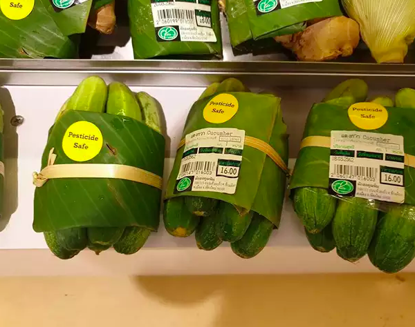 shorebox's tweet photo. A supermarket in Thailand is using banana leaves to package fruit and veg! It doesn't get more #ecofriendly than this. 👌 🍌 #plasticfree #Sustainability https://t.co/OS1pVeeyrl