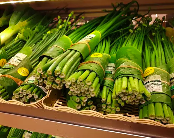 shorebox's tweet photo. A supermarket in Thailand is using banana leaves to package fruit and veg! It doesn't get more #ecofriendly than this. 👌 🍌 #plasticfree #Sustainability https://t.co/OS1pVeeyrl