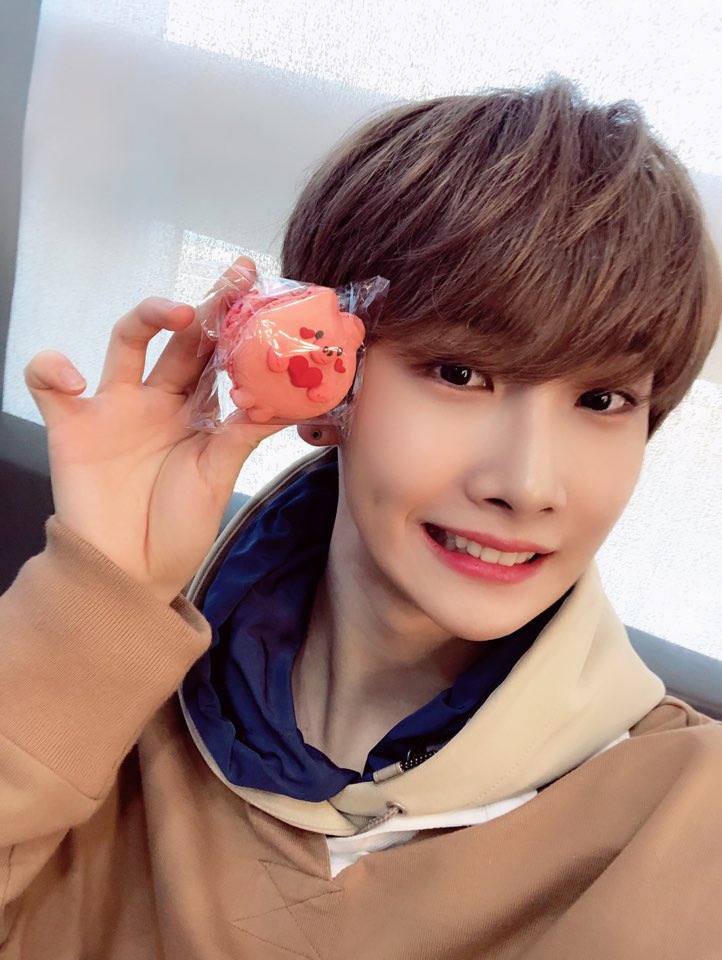 by_verivery's tweet photo. [#호영]
너무 예쁘고 맛있었던 마카롱
#VERIVERY #베리베리 #호영배 #베러 #❤️ https://t.co/HTkdqyKckY
