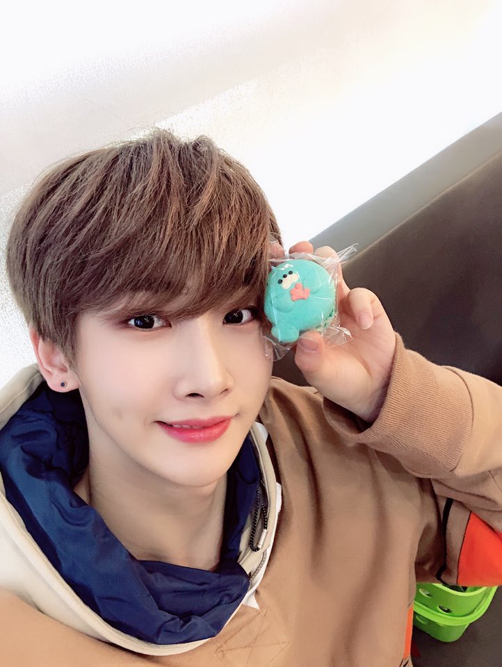 by_verivery's tweet photo. [#호영]
너무 예쁘고 맛있었던 마카롱
#VERIVERY #베리베리 #호영배 #베러 #❤️ https://t.co/HTkdqyKckY