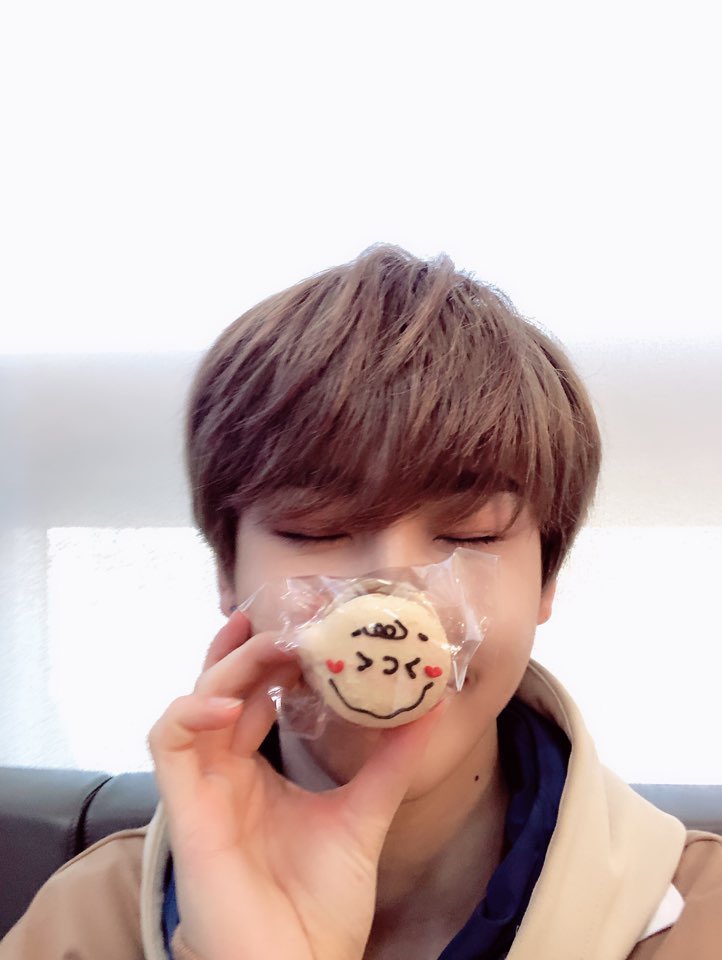 by_verivery's tweet photo. [#호영]
너무 예쁘고 맛있었던 마카롱
#VERIVERY #베리베리 #호영배 #베러 #❤️ https://t.co/HTkdqyKckY