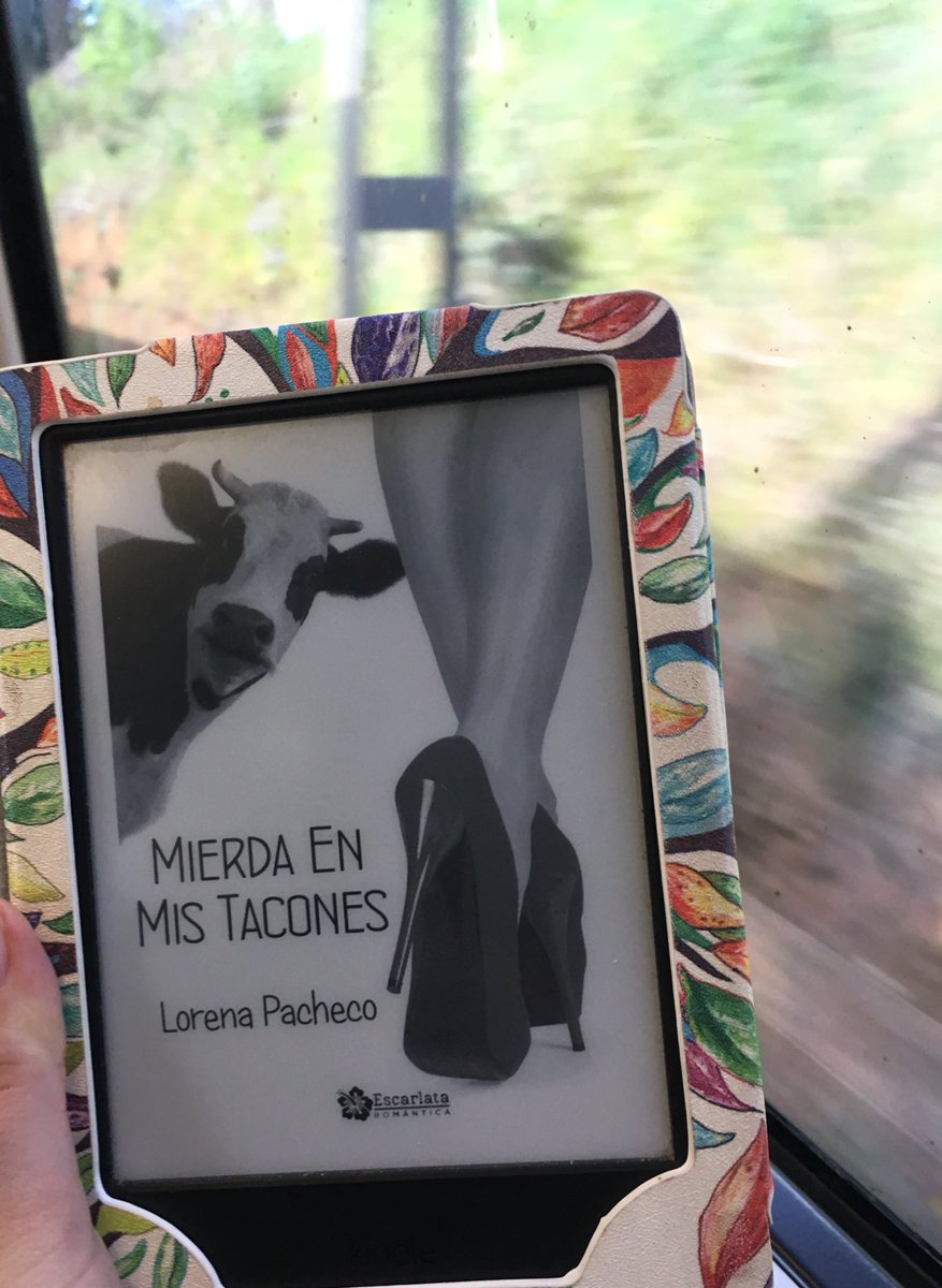 Empezamos la #LCTaconesYZapatillas con el primer libro de la saga de <a href="/LorenaPachecoF/">Lorena Pacheco</a> : “Mierda en mis tacones” publicado por <a href="/EscarlataEd/">Escarlata Ediciones</a>