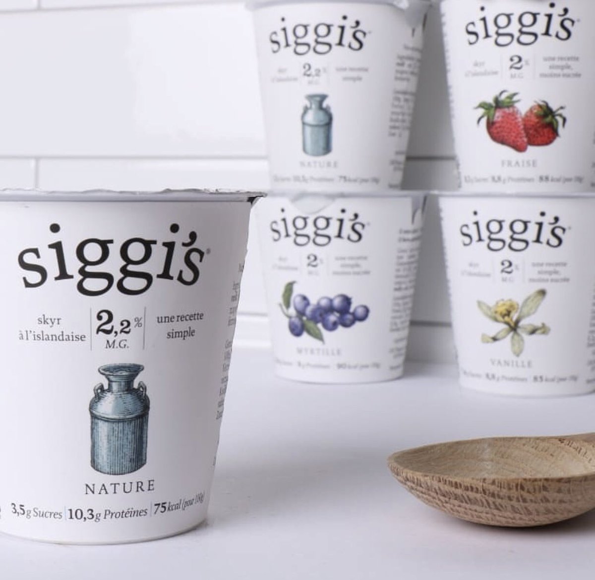 NathalieHUTTER's tweet photo. Ayé @siggisdairy débarque en France 🇫🇷🙋🏻
 @valerieorsoni reviens !!! 
recette islandaise 🇮🇸 top gourmandise from @NewYorkCityFR 🇺🇸! Moins de sucre des protéines sans colorant ! 😋😇💝 En exclu chez @Monoprix 👏 #healthyfood #healthylifestyle https://t.co/lCgEl8PDSH
