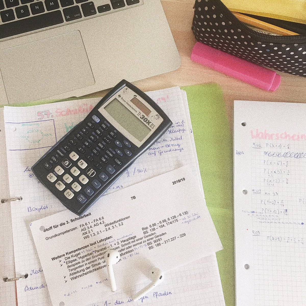 jujithesavior's tweet photo. Houston, we have a problem 📊📚 #maths #studying #fml #mathstest https://t.co/Z3ej8NoY1W